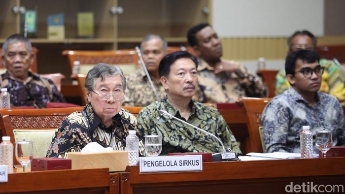 Komisi III DPR RI menggelar rapat dengar pendapat umum (RDPU) dengan pihak Oriental Circus Indonesia (OCI) dan Taman Safari terkait dugaan eksploitasi sirkus yang terjadi. Komisi III DPR meminta agar kedua belah pihak duduk bersama untuk menyelesaikan kasus ini.