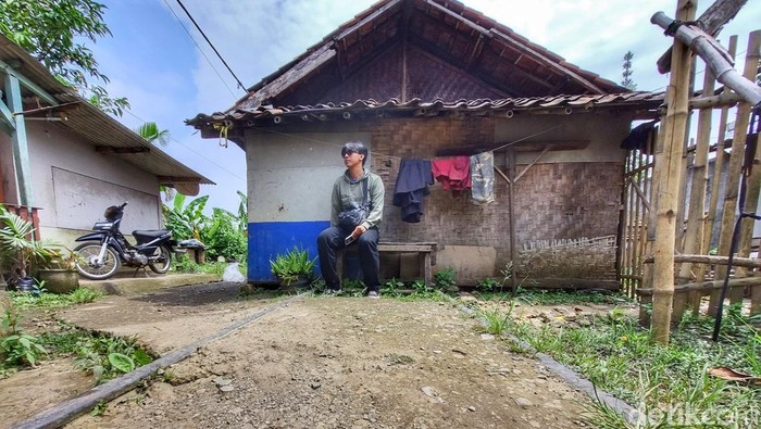 Kondisi jalur kereta api Bandung - Ciwidey yang saat ini telah dibangun rumah warga.