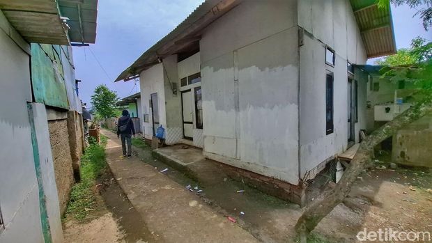 Kondisi jalur kereta api Bandung - Ciwidey yang saat ini telah dibangun rumah warga.