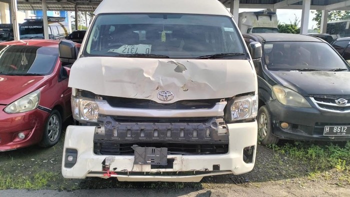 Kondisi minibus yang terlibat kecelakaan di depan Bandara YIA, Kulon Progo, Minggu (20/4/2025).