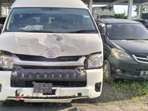 Brak! Minibus Terobos Bangjo Tabrak Pemotor ABG Depan Bandara YIA