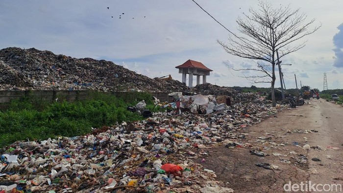 Kondisi tumpukan sampah yang menggunung di jalan Palem Raya, Kabupaten Ogan Ilir