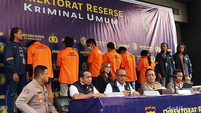 Anggota Polres Metro Depok dihadang hingga dibakar mobilnya saat akan menangkap tersangka berinisial TS di Harjamukti. Polisi juga ada yang terluka. (Kurniawan Fadilah/detikcom)