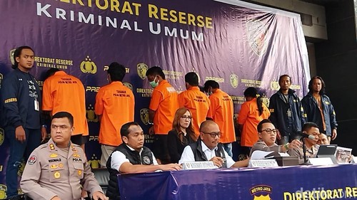 Anggota Polres Metro Depok dihadang hingga dibakar mobilnya saat akan menangkap tersangka berinisial TS di Harjamukti. Polisi juga ada yang terluka. (Kurniawan Fadilah/detikcom)