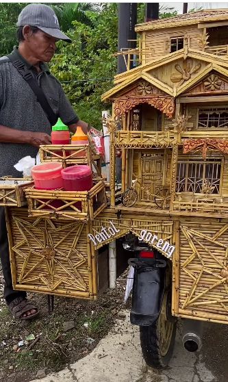 Kreatif! Gerobak Pentol Goreng Ini Berbentuk Rumah Mewah yang Artistik