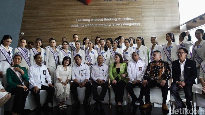 KUNJUNGAN FINALIS PUTERI INDONESIA KE KPK Wakil Ketua Komisi Pemberantasan Korupsi (KPK) Ibnu Basuki dan Fitroh Rohcahyanto dan pimpinan KPK berfoto bersama dengan Finalis Putri Indonesia 2025 yang berkunjung ke Gedung Pusat Edukasi Antikorupsi KPK di Jakarta, Senin (21/5/2025). Kunjungan 45 Finalis Putri Indonesia 2025 itu merupakan rangkaian dari pembekalan terkait nilai-nilai antikorupsi dan KPK mengajak Finalis Puteri Indonesia mengkampanyekan program antikorupsi.