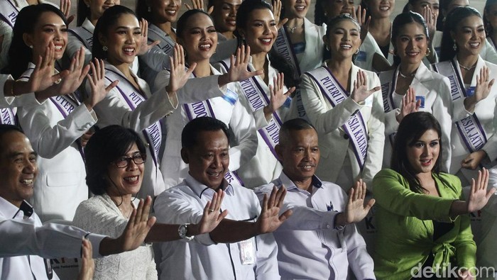 KUNJUNGAN FINALIS PUTERI INDONESIA KE KPK Wakil Ketua Komisi Pemberantasan Korupsi (KPK) Ibnu Basuki dan Fitroh Rohcahyanto dan pimpinan KPK berfoto bersama dengan Finalis Putri Indonesia 2025 yang berkunjung ke Gedung Pusat Edukasi Antikorupsi KPK di Jakarta, Senin (21/5/2025). Kunjungan 45 Finalis Putri Indonesia 2025 itu merupakan rangkaian dari pembekalan terkait nilai-nilai antikorupsi dan KPK mengajak Finalis Puteri Indonesia mengkampanyekan program antikorupsi.
