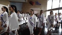 Senyum para finalis Puteri Indonesia 2025 usai mendapatkan pendidikan antikorupsi dari KPK.
