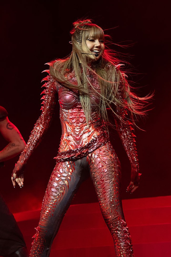 Karya Asher ini sukses menangkap sisi lain sang bintang dengan dramatis. Sesuai dengan judul album terbarunya, ‘Alter Ego’. Foto: Getty Images