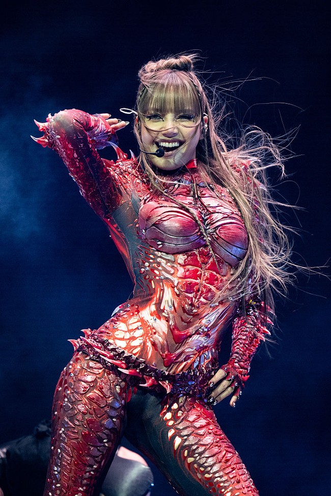 Bodysuit rancangan desainer Asher Levine ini hadir dalam dua warna, merah dan perak. Kostum perak sudah dia pakai di penampilan pertamanya, pekan lalu. Foto: Getty Images