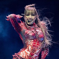 Bodysuit rancangan desainer Asher Levine ini hadir dalam dua warna, merah dan perak. Kostum perak sudah dia pakai di penampilan pertamanya, pekan lalu. Foto: Getty Images