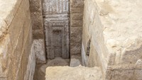 Di antara penemuan yang paling mencolok adalah pintu palsu besar yang diukir dari granit merah muda. Pintu tersebut berukuran tinggi 4,5 meter dan lebar 1,15 meter. Pintu tersebut memiliki prasasti hieroglif yang mengidentifikasi sang pangeran putra Firaun Userkaf, Waserif Ra, dan berbagai gelarnya, termasuk putra mahkota, gubernur daerah, juru tulis kerajaan, menteri, hakim, dan pendeta. Foto: (Dokumentasi Kementerian Pariwisata dan Kepurbakalaan Mesir)