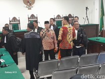 Jalani Sidang Perdana, Rohidin Mersyah Akui Kesalahan-Minta Maaf