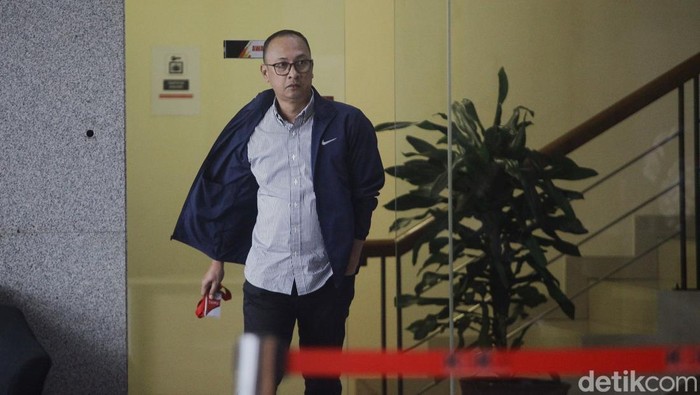 Mantan pegawai KPK Rasamala Aritonang bergegas pulang usai diperiksa di Gedung Merah Putih KPK, Jakarta,Senin (21/4/2025). Rasamala Aritonang diperiksa sebagai saksi dalam kasus tindak pidana pencucian uang (TPPU) di lingkungan Kementerian Pertanian untuk tersangka eks Menteri Pertanian Syahrul Yasin Limpo (SYL).