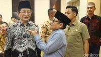 Pantauan detikcom acara itu dilaksanakan di Kediaman Cak Imin, Kawasan Jakarta Selatan, Minggu (20/4/2025). Tampak Cak Imin mengenakan baju koko berwarna biru dan peci hitam.