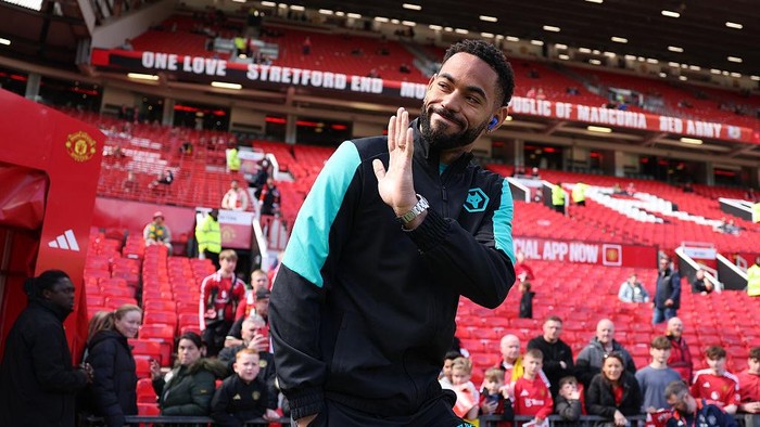 MANCHESTER, ENGLAND - APRIL 20: Matheus Cunha of Wolverhampton Wanderers acknowledges the fans as he inspects the pitch prior to the Premier League match between Manchester United FC and Wolverhampton Wanderers FC at Old Trafford on April 20, 2025 in Manchester, England. (Photo by Wolverhampton Wanderers FC/Wolves via Getty Images)