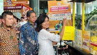 Direktur Utama Bank Mega Kostaman Thayib dan Credit Card & Personal Loan Marketing & Business Support Head Bank Mega Riza Zenies meninjau event Mega Pop Up X Fresh Garden.