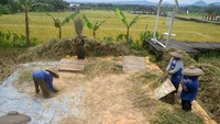 Lokasi ini sekaligus dikembangkan menjadi destinasi wisata alam dan mendorong produktivitas ekonomi masyarakat. 