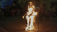 Para antropolog menyebut bahwa kegiatan tersebut sebagai ritual kambing hitam.