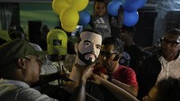 Orang-orang bersiap untuk memasang patung Presiden El Salvador Nayib Bukele dan Yudas Iskariot untuk dibakar sebagai tradisi Paskah di berbagai komunitas di Caracas, Venezuela, Minggu (20/4/2025).