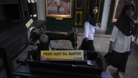 Pengunjung memerhatikan barang-barang bersejarah peninggalan RA Kartini yang ditampilkan di Museum RA Kartini, Rembang, Jawa Tengah, Senin (21/4/2025).