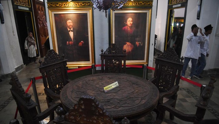 Mengunjungi Museum RA Kartini di Rembang Pengunjung memerhatikan barang-barang bersejarah peninggalan RA Kartini yang ditampilkan di Museum RA Kartini, Rembang, Jawa Tengah, Senin (21/4/2025). Museum yang menyimpan benda-benda bersejarah, buku-buku serta pemikiran dari pahlawan wanita Indonesia itu menampilkan sejarah, pengaruh dan gerakan RA Kartini dalam memperjuangkan emansipasi wanita di Indonesia. ANTARA FOTO/Akbar Nugroho Gumay/foc.