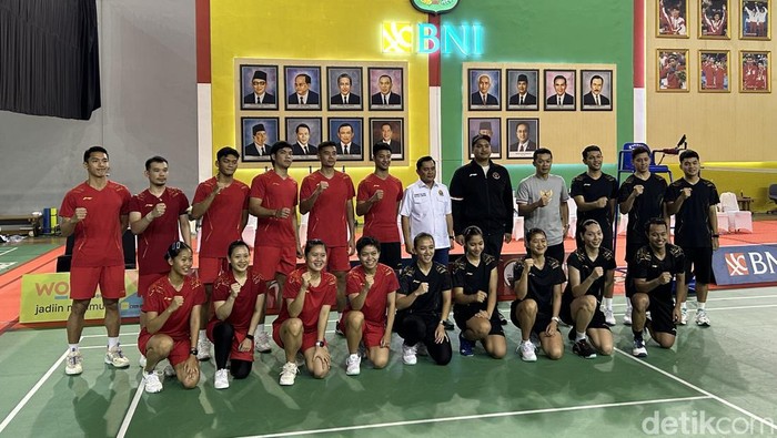 Menpora Dito Ariotedjo meninjau secara langsung simulasi Piala Sudirman 2025 yang bergulir di Pelatnas PBSI, Cipayung, Senin (21/4/2025).