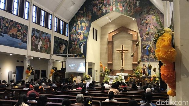Misa sore di Gereja Kotabaru Jogja mendoakan mendiang Paus Fransiskus yang meninggal Senin (21/4/2025).