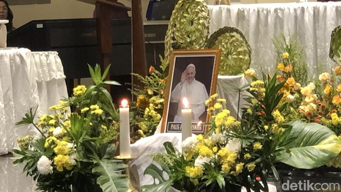Misa sore di Gereja Kotabaru Jogja mendoakan mendiang Paus Fransiskus yang meninggal Senin (21/4/2025).