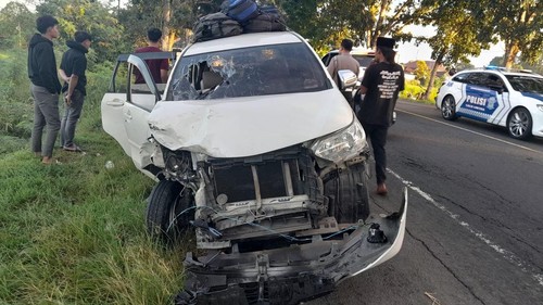 Mobil yang terlibat kecelakaan di Jalan Nasional Denpasar-Gilimanuk, Desa Banyubiru, Jembrana, Bali, Senin (21/4/2025).