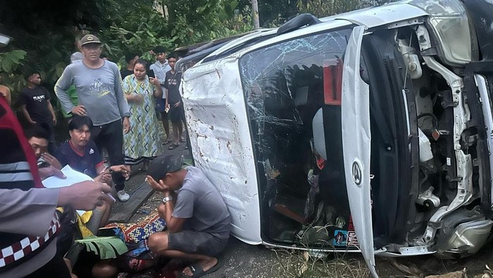 Mobil pikap terbalik di Bone tewaskan 1 penumpang pelajar.