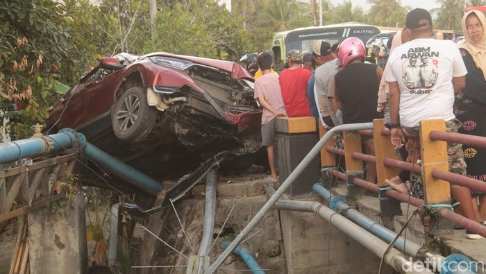 Mobil yang memuat satu keluarga mengalami kecelakaan lalu lintas di Polman.