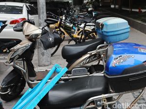 Mirip Jakarta, Trotoar Shanghai Dipakai Parkir Motor