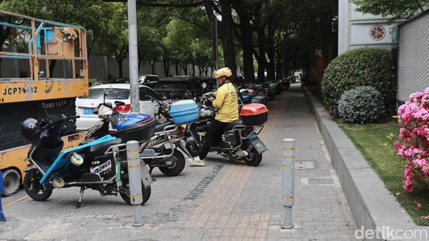 Motor parkir di trotoar Shanghai.