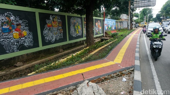 Mural Si Pitung hingga Oren Man Hiasi Pedestrian Pondok Pinang Trotoar di Pondok Pinang, Jaksel, tampil lebih semarak dengan mural-mural. Langkah ini dilakukan untuk mempercantik area pedestrian sekaligus menghadirkan nuansa seni.