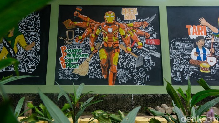 Trotoar di Pondok Pinang, Jaksel, tampil lebih semarak dengan mural-mural. Langkah ini dilakukan untuk mempercantik area pedestrian sekaligus menghadirkan nuansa seni.