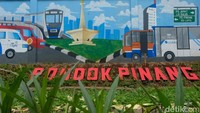 Sementara tokoh-tokoh Oren Man menjadi simbol kreativitas generasi kini yang merupakan plesetan dari karakter Iron Man.   