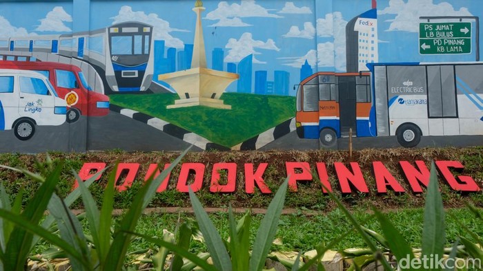 Mural Si Pitung hingga Oren Man Hiasi Pedestrian Pondok Pinang Trotoar di Pondok Pinang, Jaksel, tampil lebih semarak dengan mural-mural. Langkah ini dilakukan untuk mempercantik area pedestrian sekaligus menghadirkan nuansa seni.
