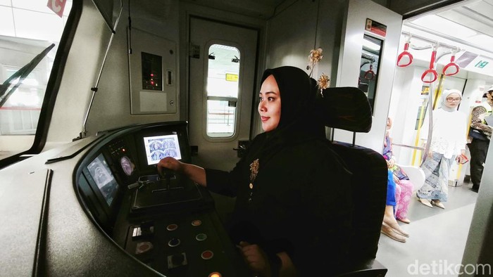 Naik LRT Jakarta Gratis Pada 21 dan 24 April Pemprov DKI Jakarta akan menggratiskan transportasi umum pada tanggal 21 dan 24 April mendatang. Hal itu bertepatan dengan Hari Kartini dan Hari Transportasi Nasional.