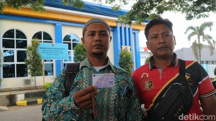 Sekelompok nelayan kecil wilayah Sungai Silugonggo mendatangi kantor Syahbandar Unit Penyelenggara Pelabuhan (UPP) Kelas III Juwana, Pati, Senin (21/4/2025).
