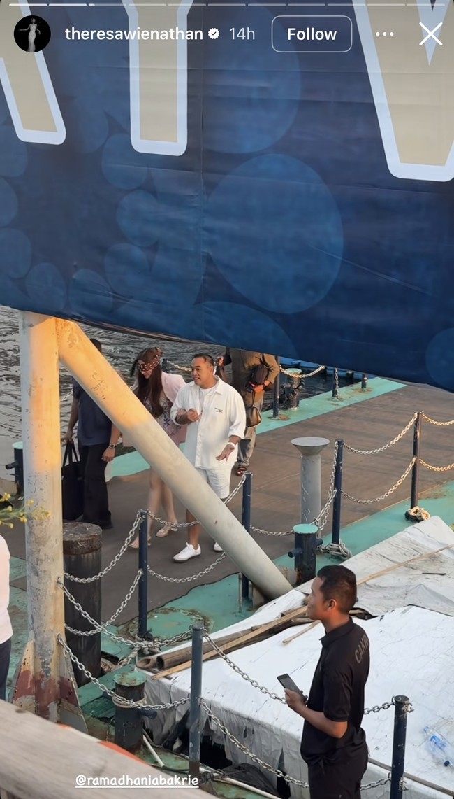 Selama perjalanan menuju lokasi acara mata Nia tampak ditutupi. Ia berjalan sambil digandeng suaminya, Ardi Bakrie. Foto: Instagram