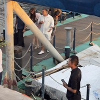 Selama perjalanan menuju lokasi acara mata Nia tampak ditutupi. Ia berjalan sambil digandeng suaminya, Ardi Bakrie. Foto: Instagram