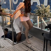 Terlihat Ardi yang begitu sigap mengarahkan sang istri yang matanya tengah ditutup. Ia juga tampak begitu melindungi istrinya agar tak terjatuh saat menaiki tangga. Foto: Instagram