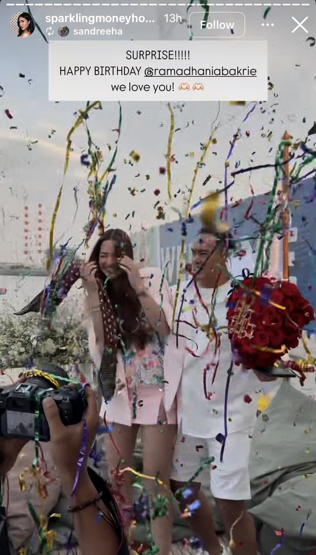 Setelah penutup matanya dilepas, Nia langsung dihujani dengan confetti. Acara kejutan tersebut diketahui diadakan di atas sebuah yacht. Para sahabat Nia sudah berkumpul dan menunggu sampai Nia akhirnya datang. Foto: Instagram