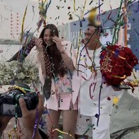 Setelah penutup matanya dilepas, Nia langsung dihujani dengan confetti. Acara kejutan tersebut diketahui diadakan di atas sebuah yacht. Para sahabat Nia sudah berkumpul dan menunggu sampai Nia akhirnya datang. Foto: Instagram