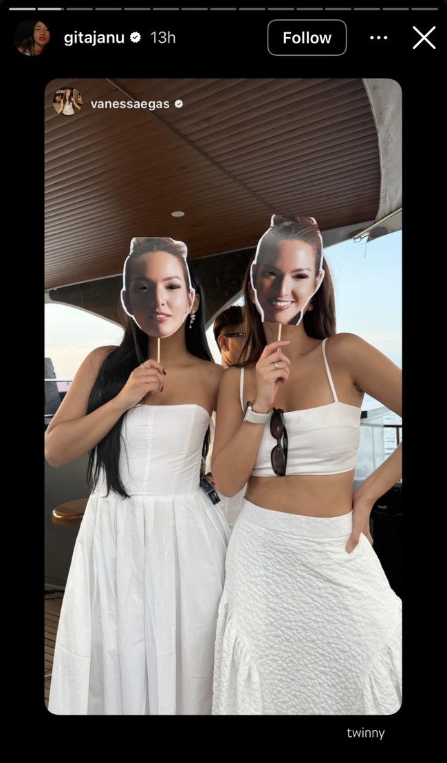 Berbeda dari Nia yang mengenakan busana bernuansa merah muda, para tamu yang datang terlihat kompak mengenakan busana serba putih. Tak hanya itu saja, merek juga mengenakan topeng bergambar wajah Nia. Foto: Instagram