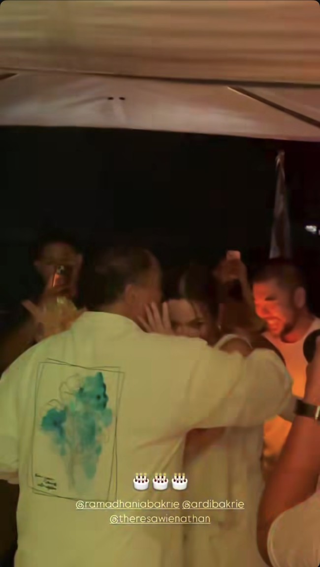 Acara berlangsung dengan meriah. Saat malam tiba Nia kembali mendapat kejutan kue ulang tahun dari sang suami. Meski sudah 15 tahun menikah namun Nia dan Ardi masih selalu terlihat mesra dan romantis. Foto: Instagram