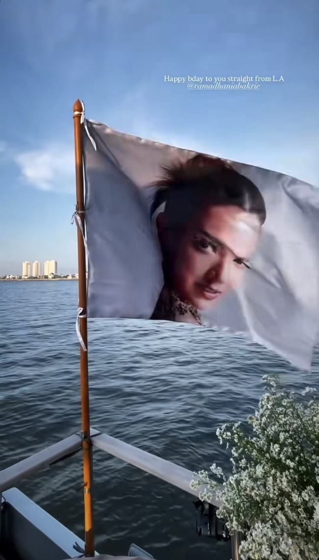 Uniknya yacht tersebut juga dilengkapi dengan bendera bergambar foto Nia Ramadhani. Foto: Instagram