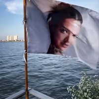 Uniknya yacht tersebut juga dilengkapi dengan bendera bergambar foto Nia Ramadhani. Foto: Instagram