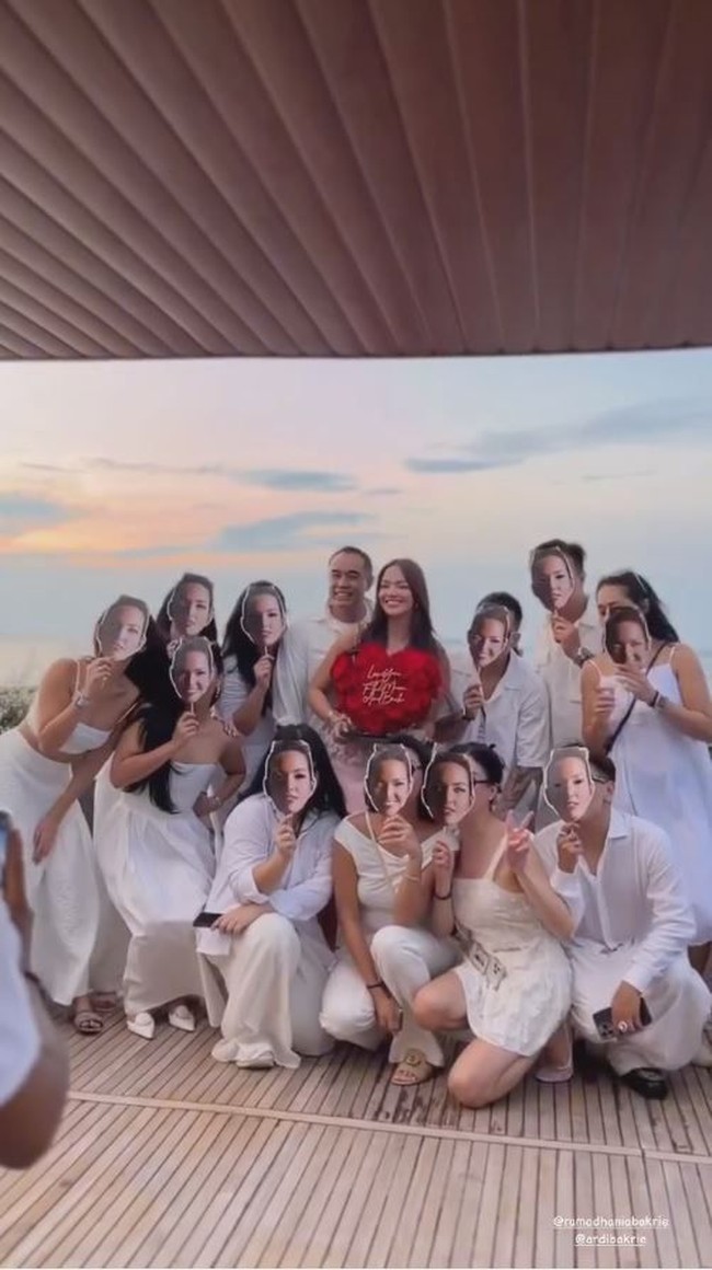 Terlihat acara ulang tahunnya itu ramai dihadiri orang-orang tersayang. Kebahagiaan pun tampak jelas di wajah Nia Ramadhani. Foto: Instagram